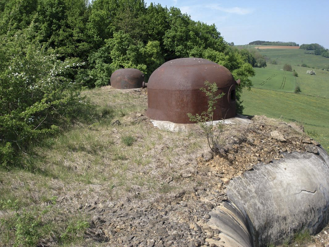Ligne Maginot - FRESNOIS - (Casemate d'infanterie - Double) - Cloche AM et cloche GFM vers le nord - R Tucker