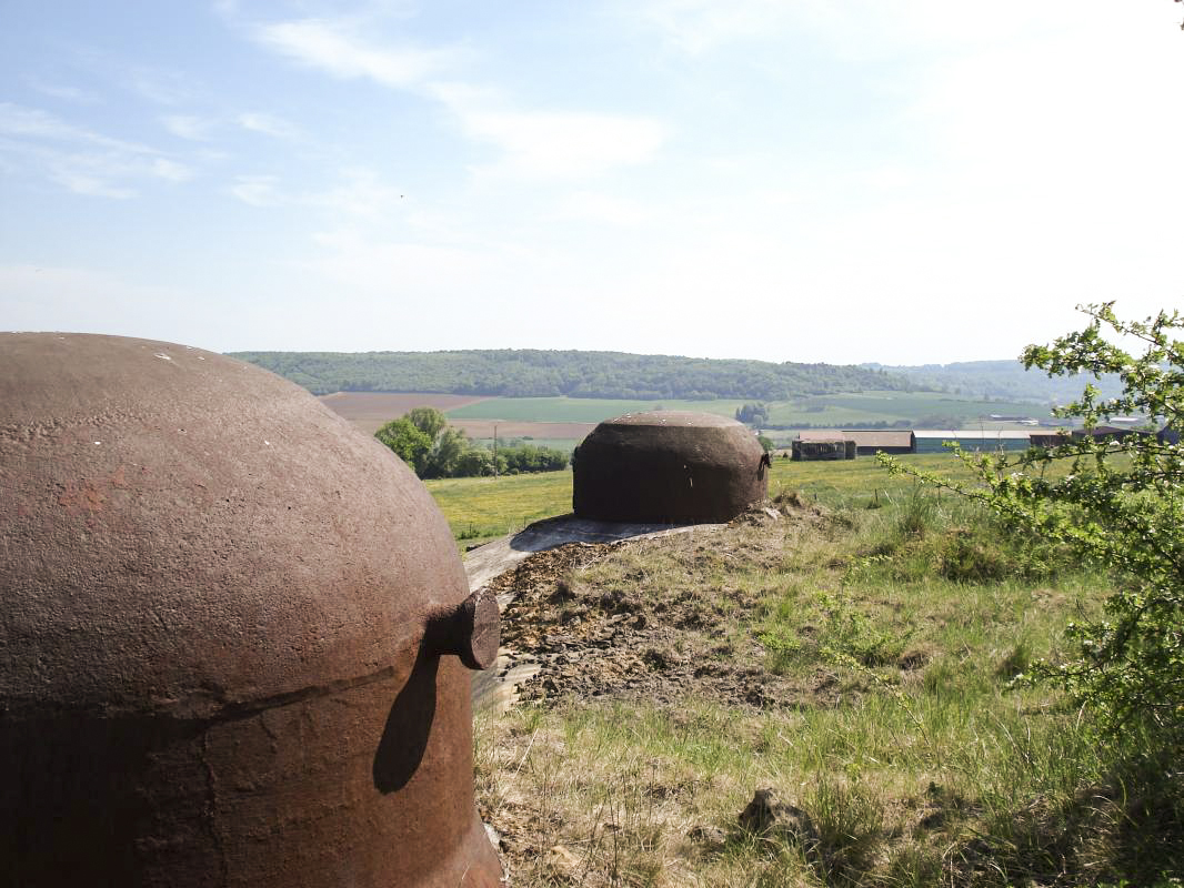 Ligne Maginot - FRESNOIS - (Casemate d'infanterie - Double) - Cloche AM et cloche GFM vers le sud, My12 à l'arrière plan - R Tucker