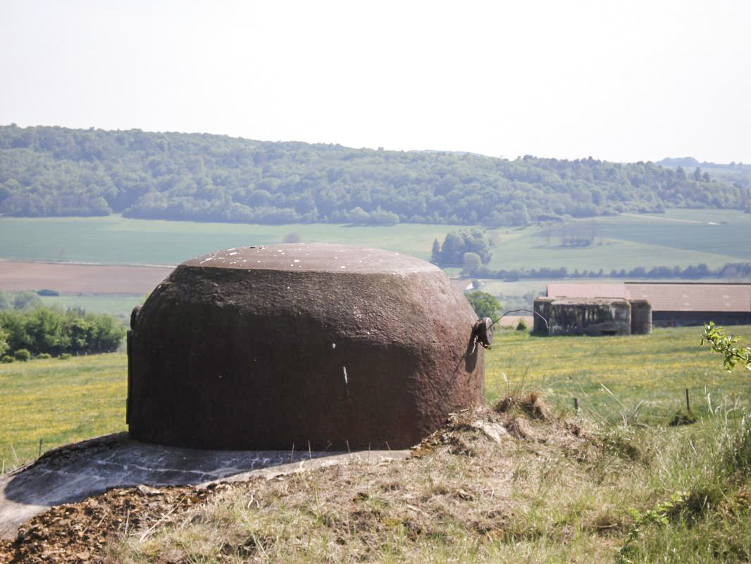 Ligne Maginot - FRESNOIS - (Casemate d'infanterie - Double) - Cloche GFM vers le sud, My12 à l'arrière plan - R Tucker