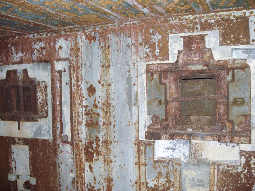 Ligne Maginot - FRESNOIS - (Casemate d'infanterie - Double) - Créneaux JM et AC/JM (gauche) - R Tucker