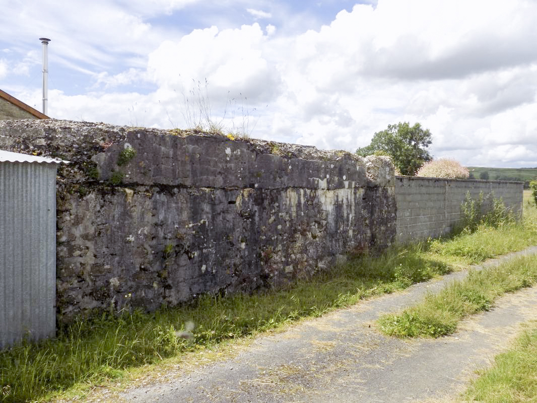 Ligne Maginot - B7 - LA FERTE EST - (Blockhaus pour arme infanterie) - Façade frontale (créneaux de tir murés) - R Tucker
