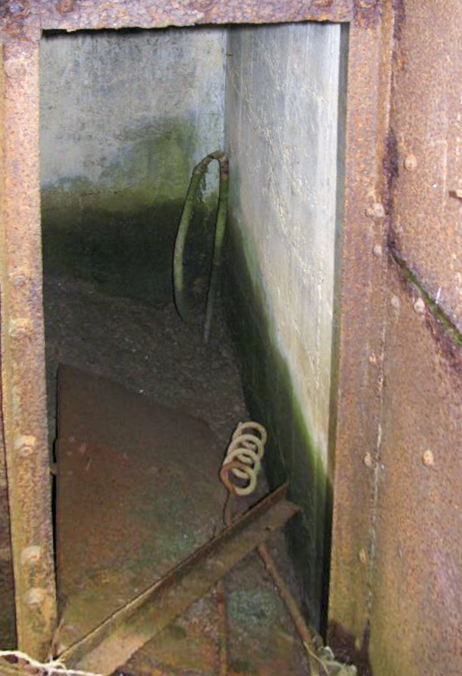 Ligne Maginot - LAITERIE - (Observatoire d'artillerie) - L’intérieur, coté gauche vers l'entrée. - R Tucker