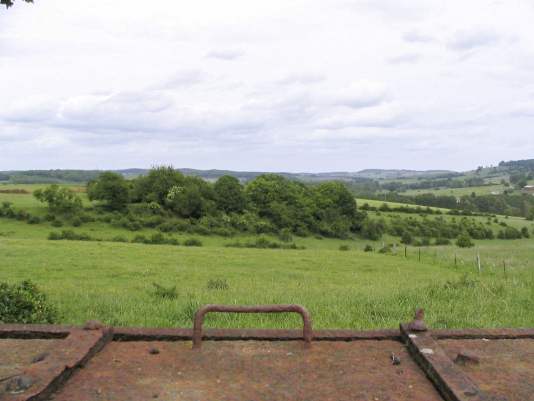 Ligne Maginot - LAITERIE - (Observatoire d'artillerie) - Vue vers le nord-est.
La casemate d'artillerie My8 est dans le bois. - R Tucker