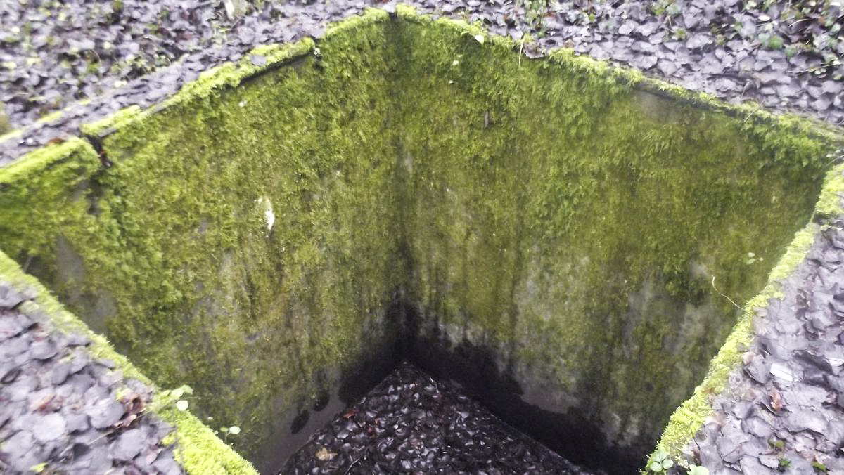 Ligne Maginot - LE CHESNOIS - CHENOIS - (Ouvrage d'artillerie) - Fosse mortuaire d'époque (prévue pour stocker les cercueils français en cas de siège prolongé) située devant le bloc 7 et à côté d'un petit casernement provisoire. - David HARMAND