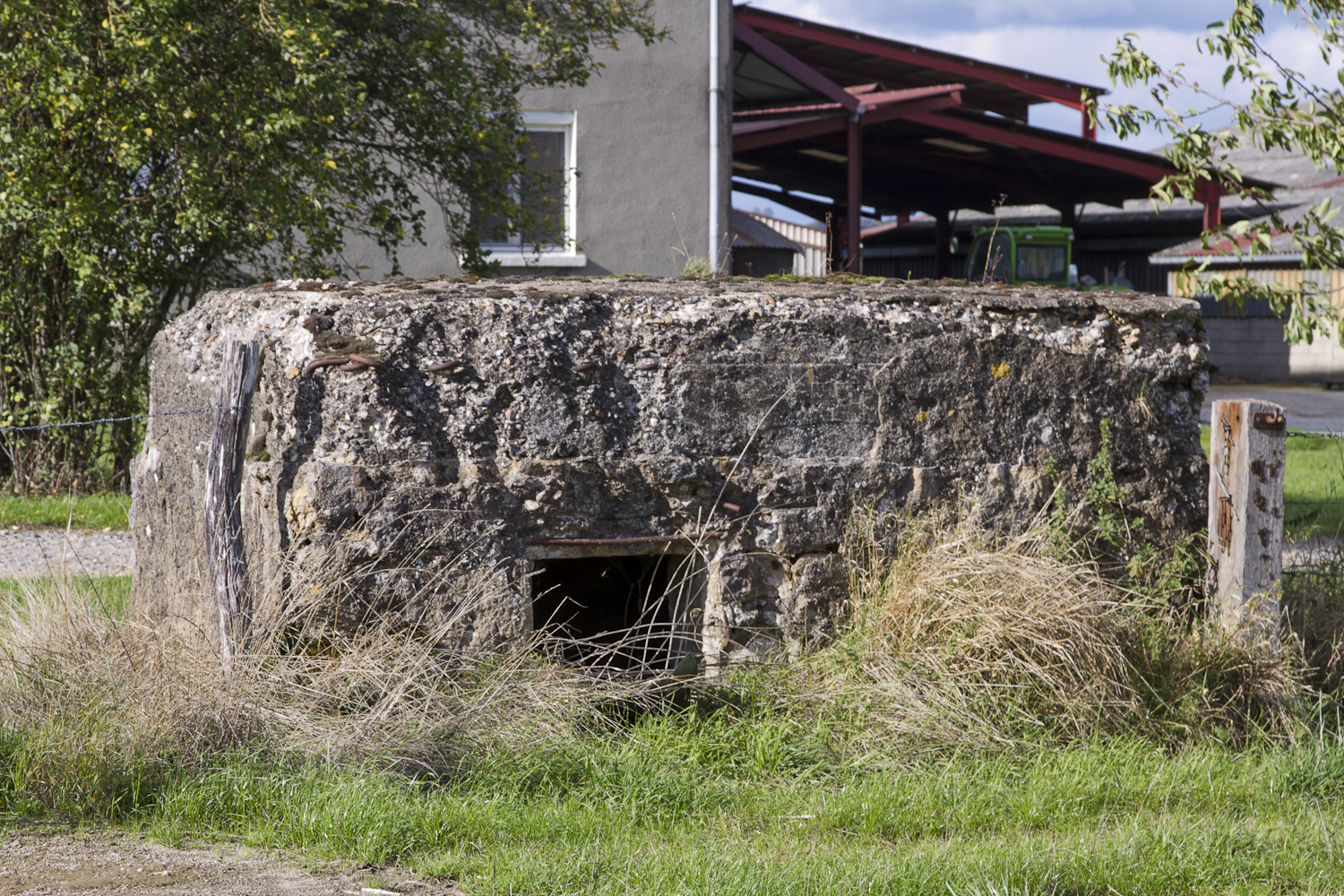 Ligne Maginot - LE CUGNET - (Blockhaus pour arme infanterie) - Entrée du bloc sur sa face arrière - Michel Teiten