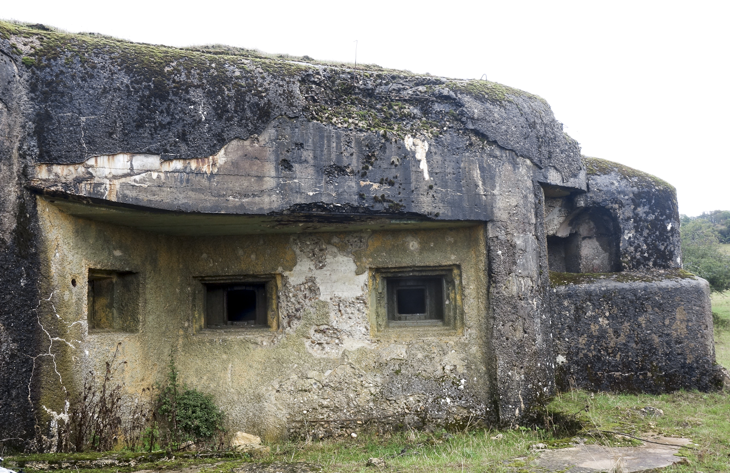 Ligne Maginot - MARGUT - (Casemate d'infanterie - Simple) - Vue extérieure de la chambre de tir avec ses deux créneaux JM et un créneau FM à gauche. - Michel Teiten
