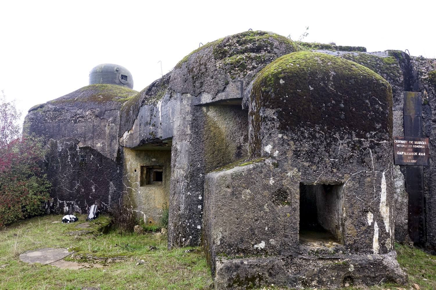 Ligne Maginot - MARGUT - (Casemate d'infanterie - Simple) - Vue latérale de façade avec la chambre de tir. Au premier plan la protection bétonnée pour le projecteur - Michel Teiten