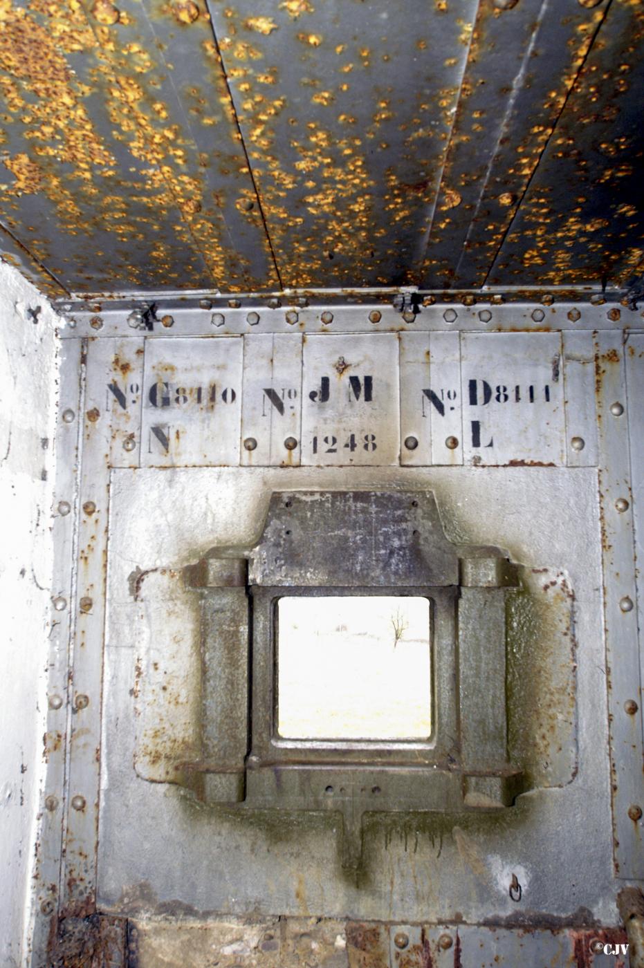 Ligne Maginot - MARGUT - (Casemate d'infanterie - Simple) - Créneau pour jumelage de mitrailleuses avec indication des numéros des deux armes et de celui du support de jumelage. - Lia VERMEULEN