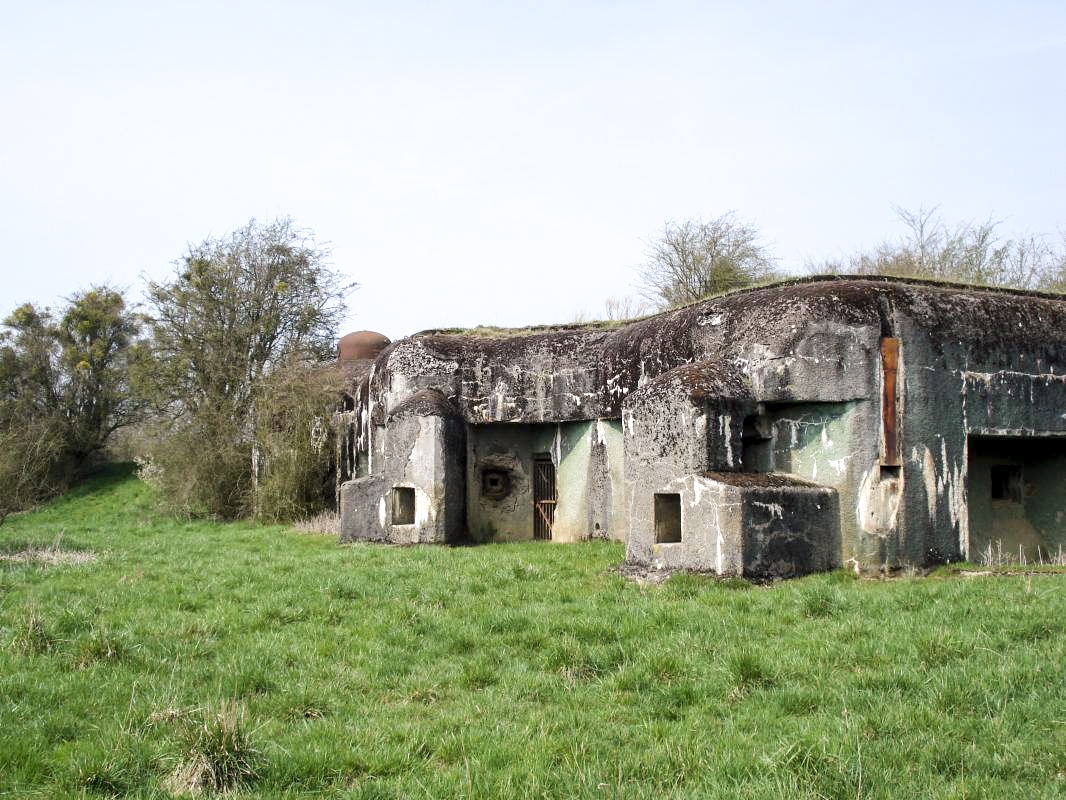 Ligne Maginot - MOIRY - (Casemate d'infanterie - Double) -  - R Tucker