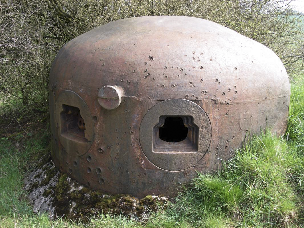 Ligne Maginot - MOIRY - (Casemate d'infanterie - Double) - Cloche AM avec impacts  - R Tucker
