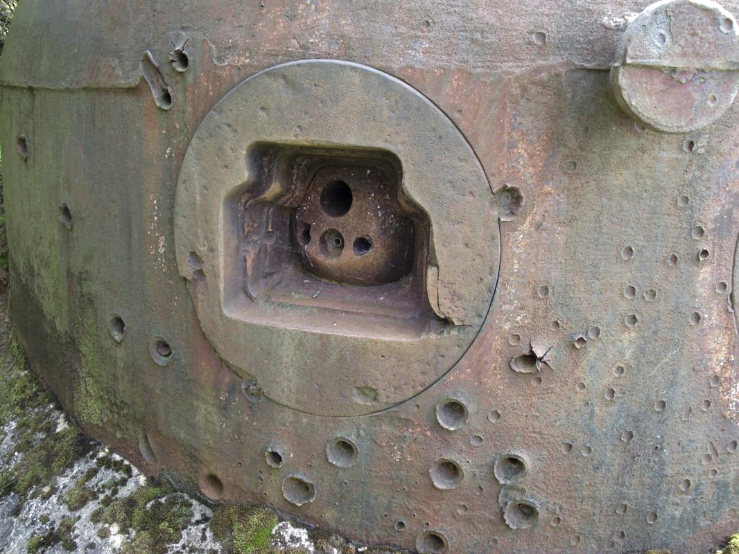 Ligne Maginot - MOIRY - (Casemate d'infanterie - Double) - Cloche AM avec impacts
 - R Tucker