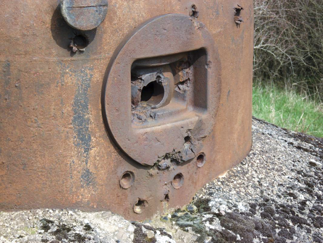 Ligne Maginot - MOIRY - (Casemate d'infanterie - Double) - Cloche GFM avec impacts  - R Tucker