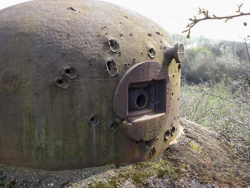 Ligne Maginot - MOIRY - (Casemate d'infanterie - Double) - Cloche GFM avec impacts  - R Tucker