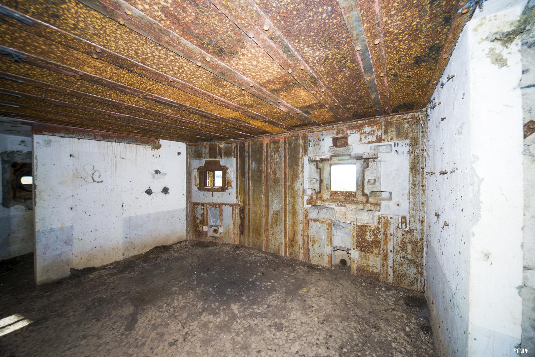 Ligne Maginot - MOIRY - (Casemate d'infanterie - Double) - Chambre de tir Ouest. Les creneaux sont à angles décalés - Lia VERMEULEN