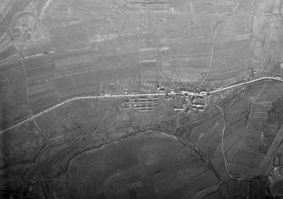 Ligne Maginot - MONTLIBERT - (Casernement) - Les baraquements sont parfaitement visibles au centre de la photo, à coté du village de Montlibert.
Les réseaux autour de la casemate de Sapogne sont visibles en haut à gauche - IGN - Géoportail 1940