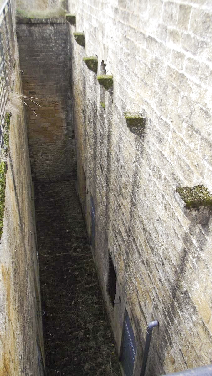 Ligne Maginot - MONTMEDY - (PC de Sous-Secteur) - Cour intérieure du groupe de locaux pouvant être le PC du 155° RIF. - David HARMAND