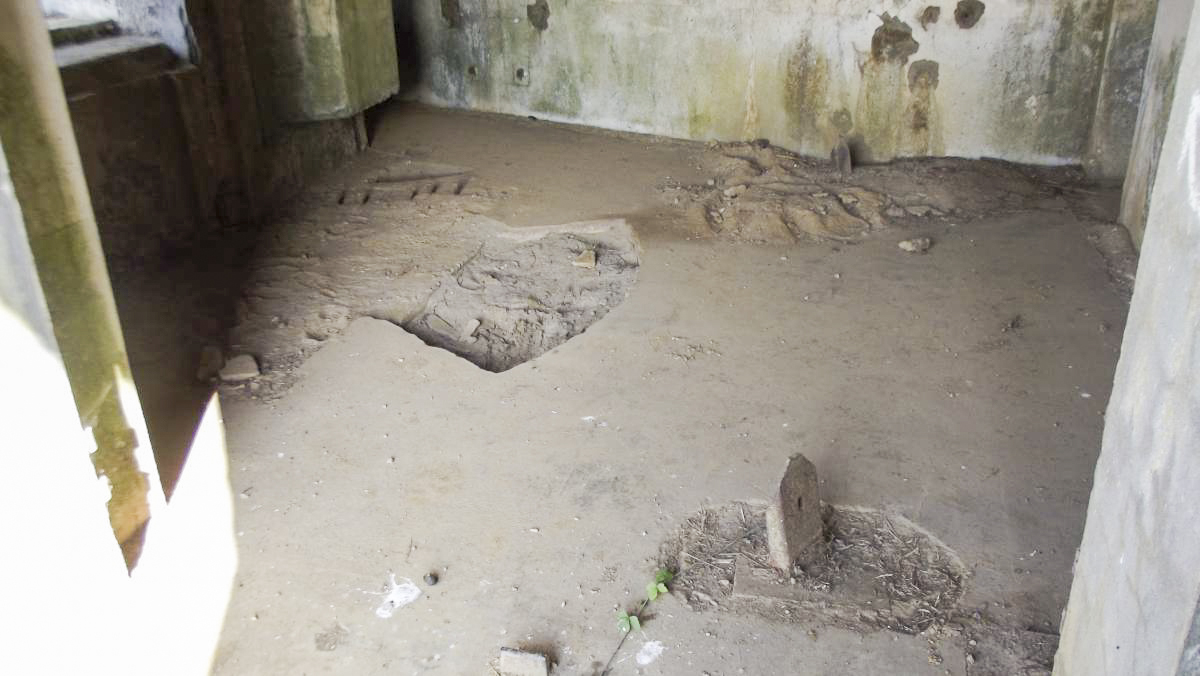 Ligne Maginot - MY1 - VILLY OUEST - (Casemate d'artillerie) - Vue depuis l'entrée de la chambre de tir , on remarquera les fixations servant à caler l'affut bi flèche modèle 1933, la fosse permettant le tir avec hausse élevée (pour le recul de la culasse)  - David HARMAND