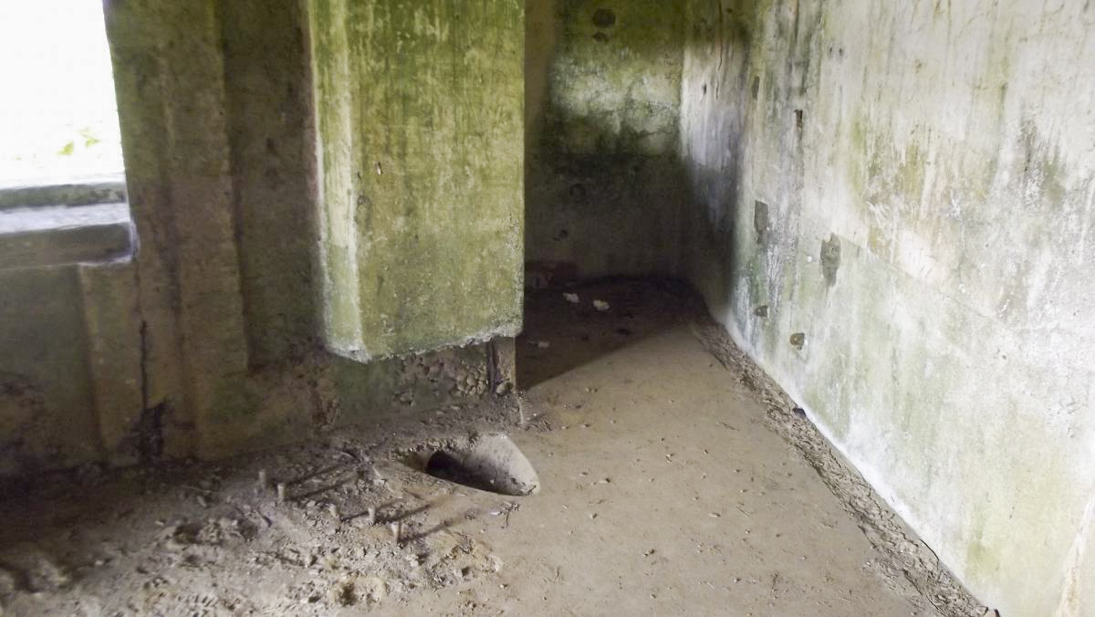 Ligne Maginot - MY1 - VILLY OUEST - (Casemate d'artillerie) - Trou pour évacuation des douilles de 75 mm  - David HARMAND
