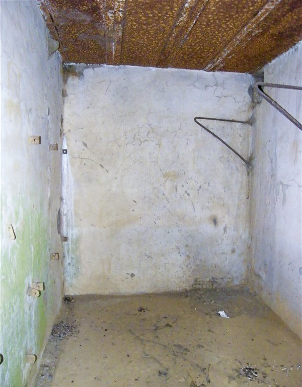 Ligne Maginot - MY1 - VILLY OUEST - (Casemate d'artillerie) - La troisième pièce, étroite, depuis l'entrée - Jean-Louis AUBLET & Sylvie MAINGUIN