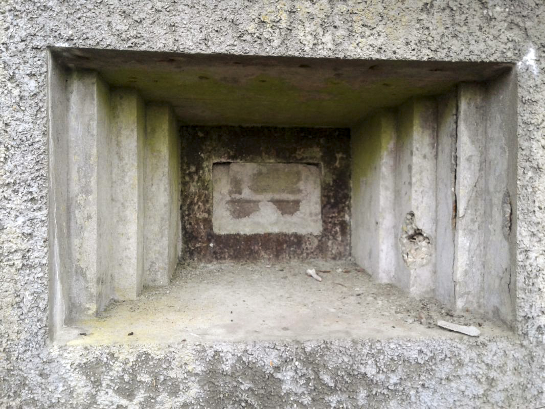 Ligne Maginot - MY3 - (Blockhaus lourd type STG / STG-FCR - Simple) - Créneau pour mitrailleuse
Le trémie Condé est obturée avec du ciment. - F-THOMASSIN
