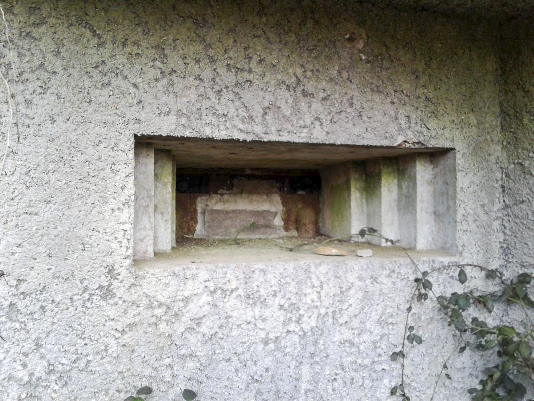 Ligne Maginot - MY3 - (Blockhaus lourd type STG / STG-FCR - Simple) - Créneau pour canon AC-25
Le trémie Pamart-Lemaigre estobturée avec du ciment. - F-THOMASSIN