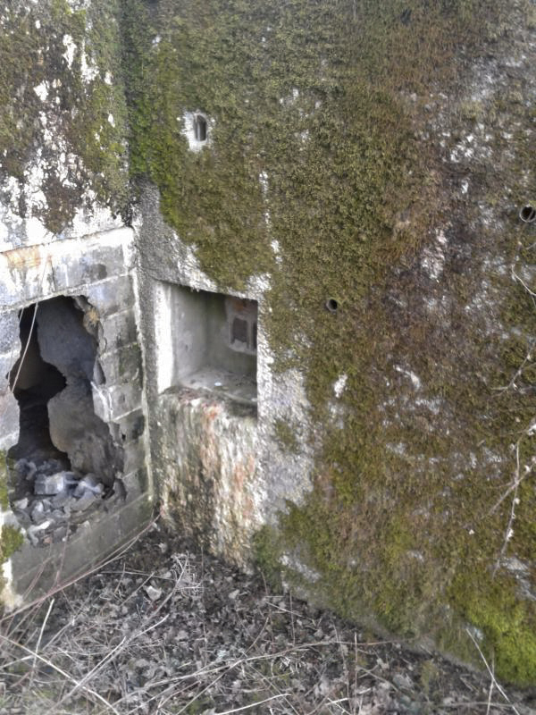 Ligne Maginot - MY3 - (Blockhaus lourd type STG / STG-FCR - Simple) - L'entrée principale, couverte à droite par un créneau de défense rapprochée pour FM ou fusil. - F-THOMASSIN