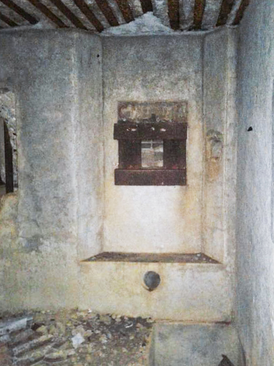 Ligne Maginot - MY3 - (Blockhaus lourd type STG / STG-FCR - Simple) - Chambre de tir.
Créneau pour mitrailleuse ou FM muni d'une trémie Condé et de deux goulottes lance-grenades (au pied et à droite). - F-THOMASSIN