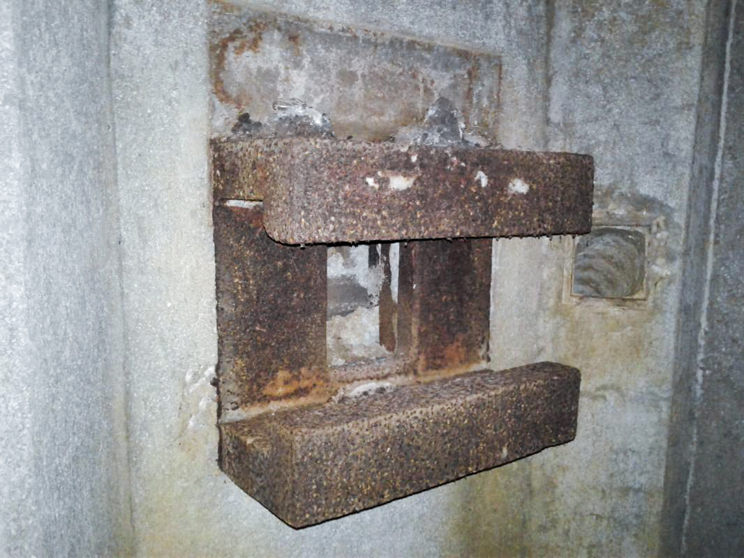Ligne Maginot - MY3 - (Blockhaus lourd type STG / STG-FCR - Simple) - Détail de la Trémie Condé. Les deux volets coulissants obturateurs sont manquants. - F-THOMASSIN