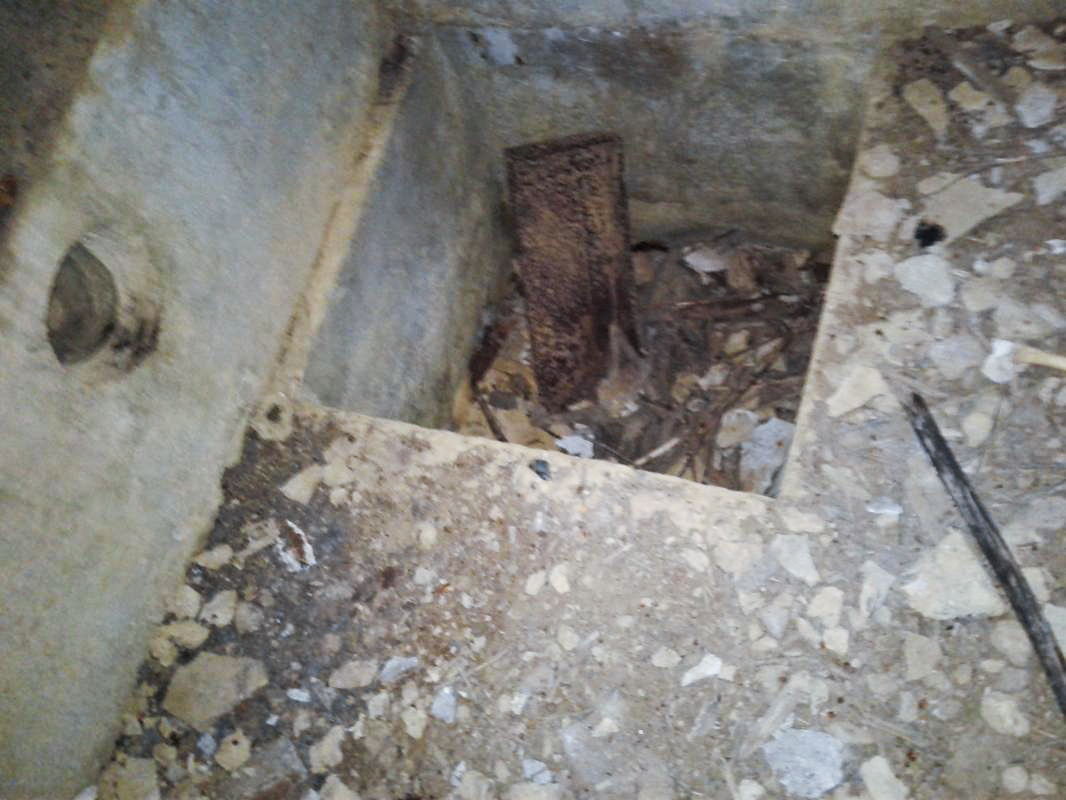 Ligne Maginot - MY3 - (Blockhaus lourd type STG / STG-FCR - Simple) - Chambre de tir.
Fosse (trappe) comblée par des gravats. Accès à des dessous (???). - F-THOMASSIN