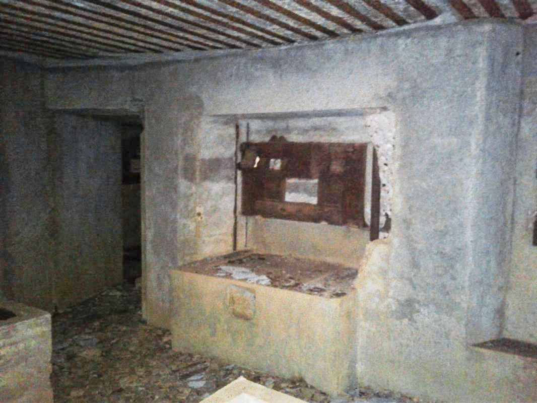 Ligne Maginot - MY3 - (Blockhaus lourd type STG / STG-FCR - Simple) - Chambre de tir.
Créneau pour canon antichar muni d'une trémie Pamart-Lemaigre. A gauche, le couloir d'accès au créneau d'observation. - F-THOMASSIN