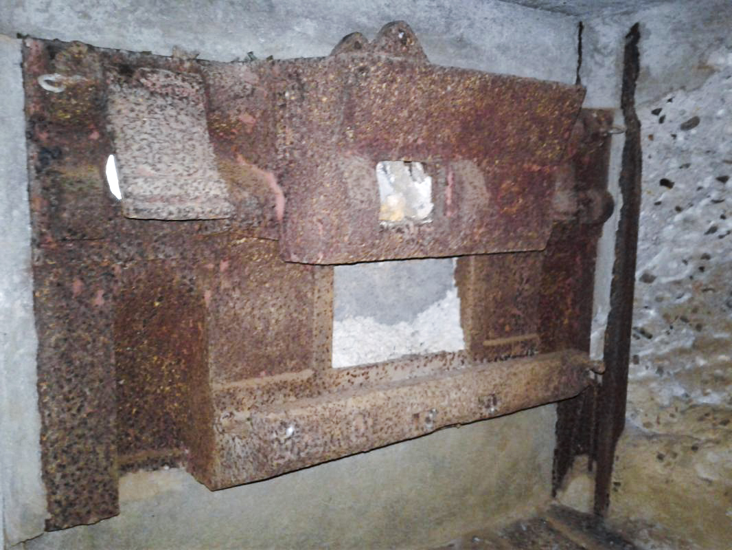 Ligne Maginot - MY3 - (Blockhaus lourd type STG / STG-FCR - Simple) - Chambre de tir.
Créneau pour canon antichar muni d'une trémie Pamart-Lemaigre.  - F-THOMASSIN