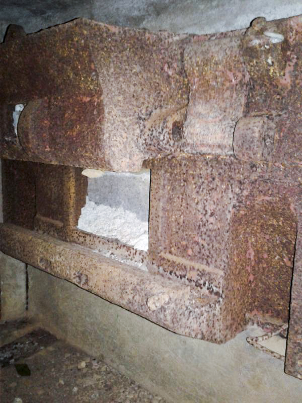 Ligne Maginot - MY3 - (Blockhaus lourd type STG / STG-FCR - Simple) - Créneau pour canon antichar.
La trémie Pamart-Lemaigre. Les volets obturateurs sont manquants.  - F-THOMASSIN