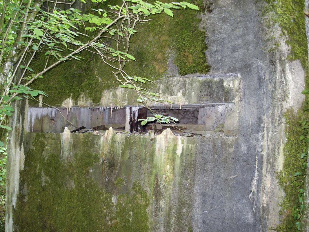 Ligne Maginot - MY4 - (Blockhaus lourd type STG / STG-FCR - Simple) - Créneau d'observation. (... à noter, pilier du fer vertical au centre...) - R Tucker