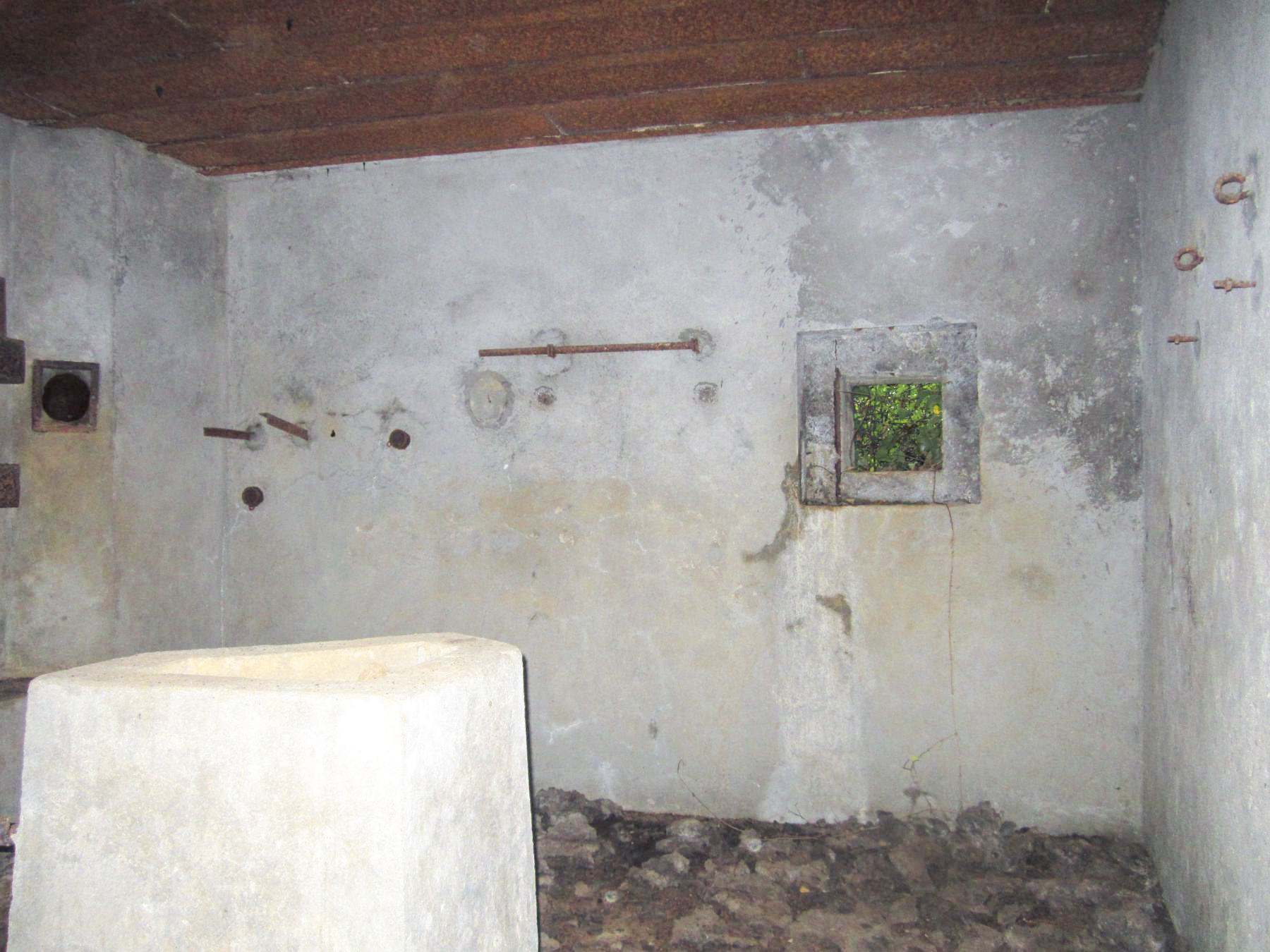 Ligne Maginot - MY10 - (Blockhaus lourd type STG / STG-FCR - Double) - Chambre de tir est - créneau FM de défense rapprochée - Gregory Fuchs