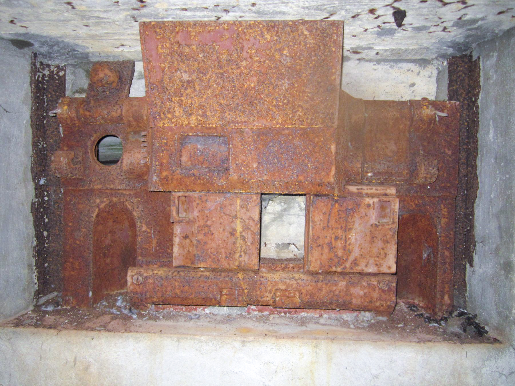 Ligne Maginot - MY10 - (Blockhaus lourd type STG / STG-FCR - Double) - Observatoire
Créneau équipée d'une trémie Pamart-Lemaigre. Seul les 2 embrasures hautes sont utilisées pour l'observation. - Gregory Fuchs