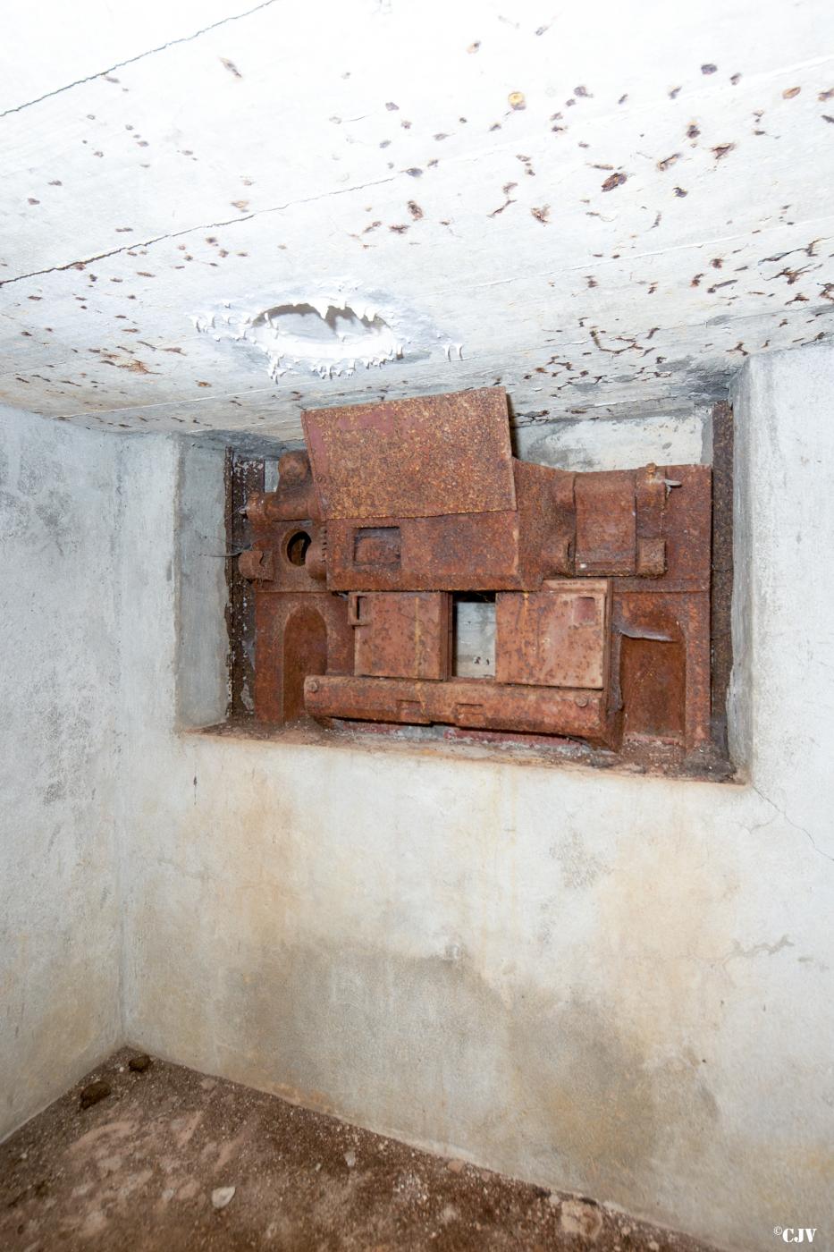 Ligne Maginot - My10 (Blockhaus lourd type STG / STG-FCR - Double) - Un cas - peu habituel - d'utilisation d'une trémie Pamart Lemaigre (normalement pour canon 25mm AC ou mitrailleuse Hotchkiss mle 1914) comme cuirassement d'observatoire. 
La mise en place d'un canon de 25 n'était pas possible  dans ce créneau, et seuls les deux œilletons supérieurs d'observation sont dans l'alignement de l'observatoire.