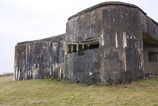 Ligne Maginot - MY14 - (Blockhaus lourd type STG / STG-FCR - Double) - Ce créneau d'observation, non cuirassé (comme le reste de l'ouvrage) devait permettre également le positionnement d'une arme, comme en témoigne le décrochement visible en son centre. - www.arnaultjl-photo.com