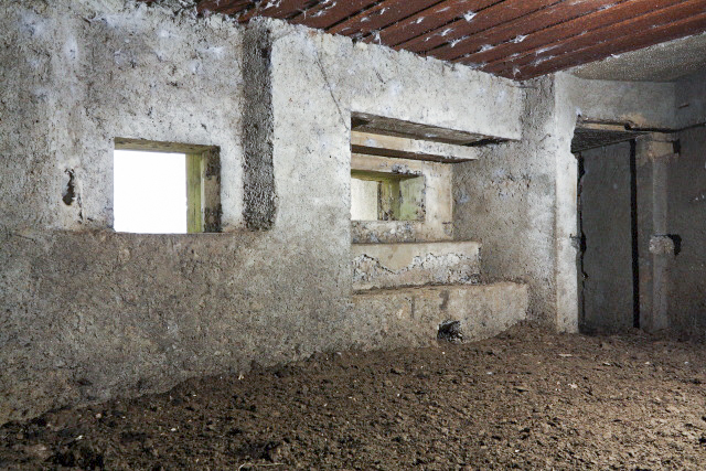 Ligne Maginot - MY14 - (Blockhaus lourd type STG / STG-FCR - Double) - Vue intérieure de la chambre de tir ouest. A droite, l'accès au créneau d'observation frontale. - www.arnaultjl-photo.com