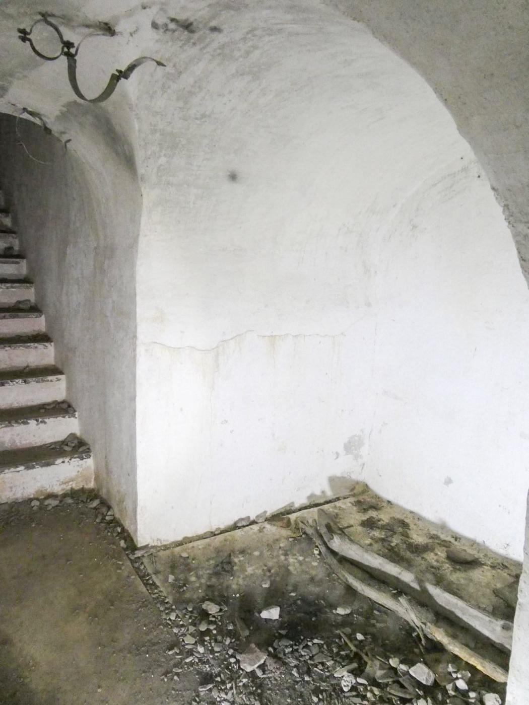 Ligne Maginot - PLANET - (Ouvrage d'infanterie) - Bloc 6
Au pied du bloc, l'alvéole pour les munitions FM. - ELLENA Daniel - CUNY Philippe
