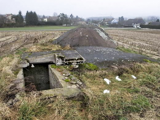 Ligne Maginot - VALDIEU-LUTRAN 3 - (Blockhaus pour arme infanterie) - L'entrée avec escalier d'accès. - AALMA - www.lignemaginot.com