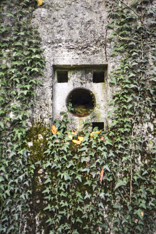 Ligne Maginot - SAINT WALFROY (4° BON - 155° RIF) - (PC de Quartier) - Réservation faite dans le mur de la façade pour la mise en place d'une gaine de ventilation ou d'extraction avec une protection. - LAMBERT Pascal