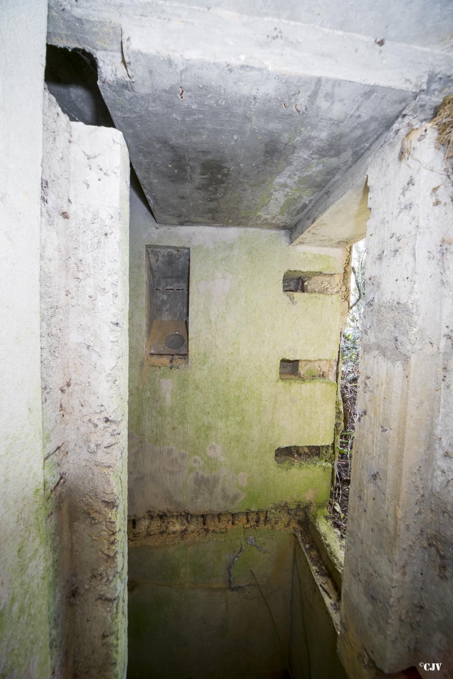 Ligne Maginot - SAINT WALFROY (4° BON - 155° RIF) - (PC de Quartier) - Entrée de droite
La cuve au sol était vraisemblablement prévue pour une fosse septique pour les latrines - Lia VERMEULEN
