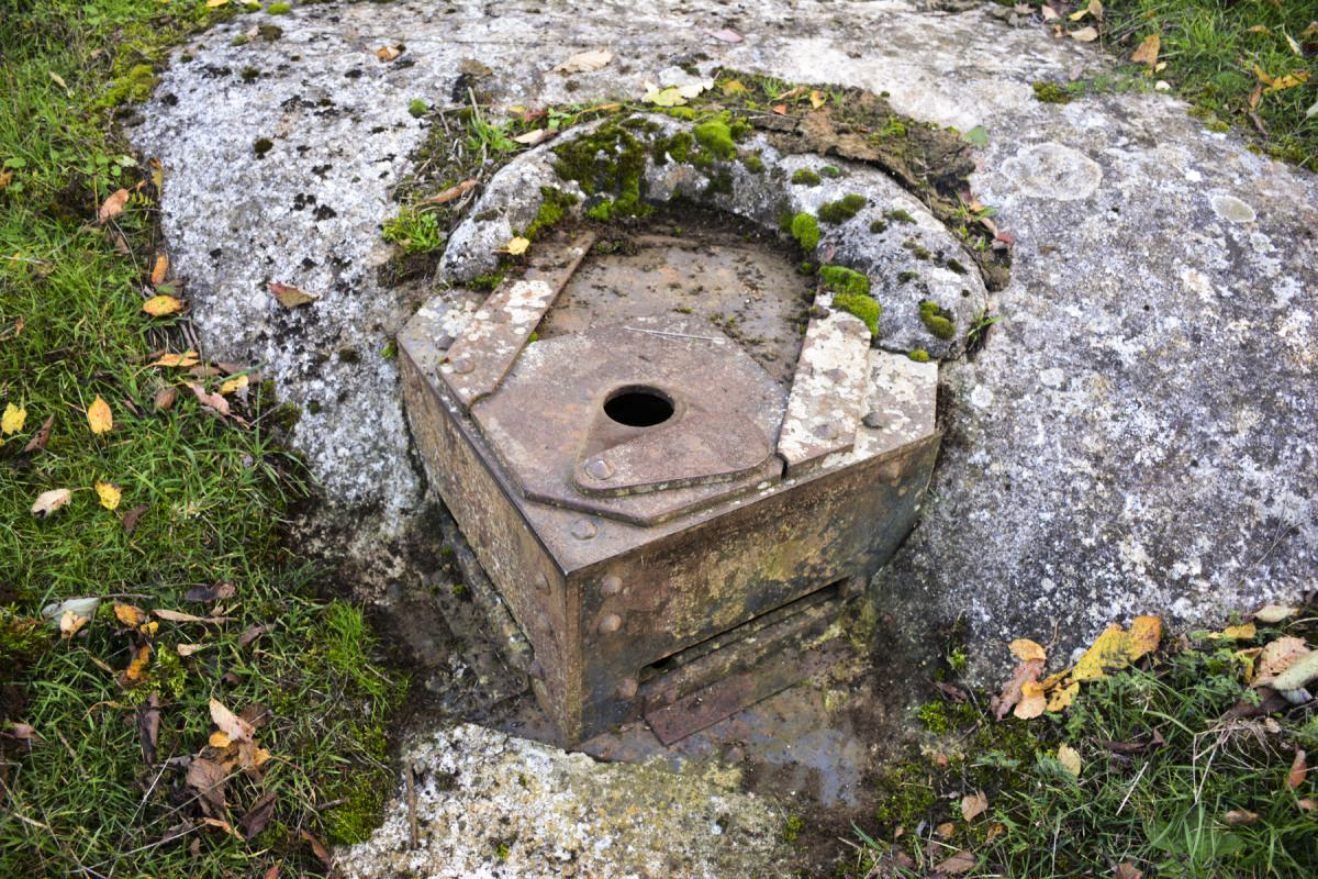 Ligne Maginot - SAINT WALFROY EST - (Observatoire d'infanterie) - La guérite
Orifice pour périscope ouvert - LAMBERT Pascal