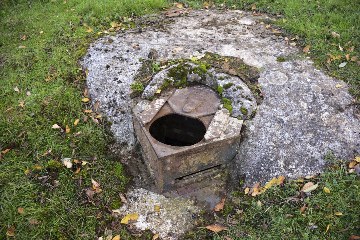 Ligne Maginot - SAINT WALFROY EST - (Observatoire d'infanterie) - La guérite
Trou d'homme ouvert pour l'utilisation d'une binoculaire - LAMBERT Pascal
