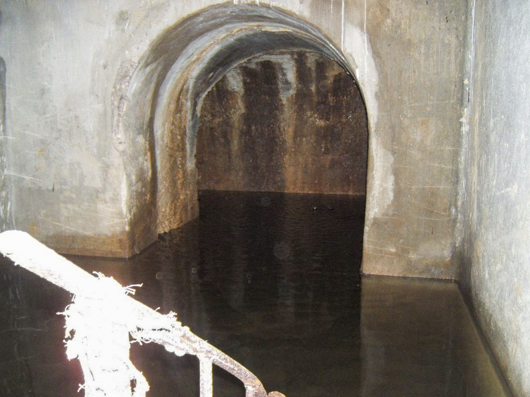Ligne Maginot - SAPOGNE - (Ouvrage d'infanterie) - Au pied de l'escalier, l'amorce de la galerie qui devait relié le bloc vers le restant de l'ouvrage - David HARMAND