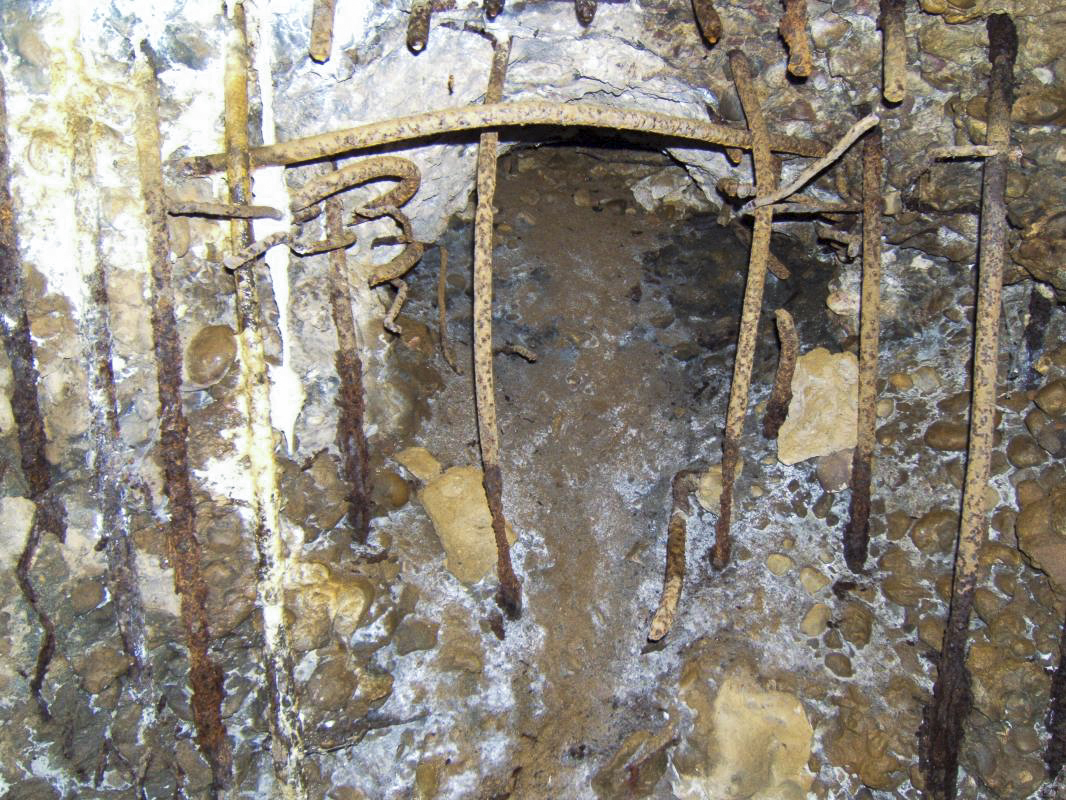 Ligne Maginot - SAPOGNE - (Ouvrage d'infanterie) - Impact d'entrée d'un obus Röchling dit obus javelot (essai de 1942 sur la casemate) - David HARMAND