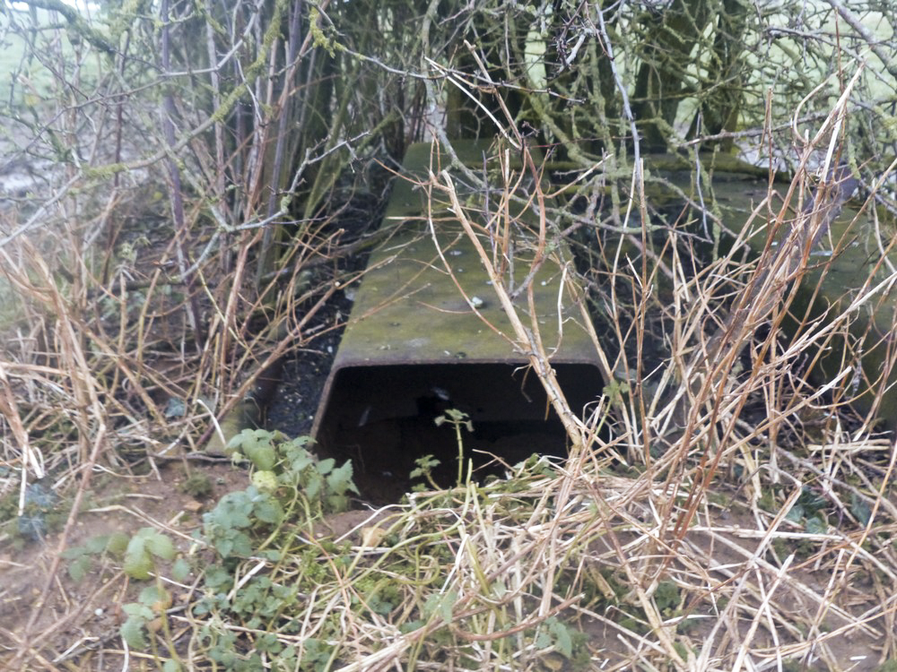 Ligne Maginot - T1 - (Cuve pour arme d'infanterie) - Les plaques de tôles sur le puits de la tourelle furent utilisées pour retenir les terres du fossé antichar (palplanche métallique)  - David HARMAND
