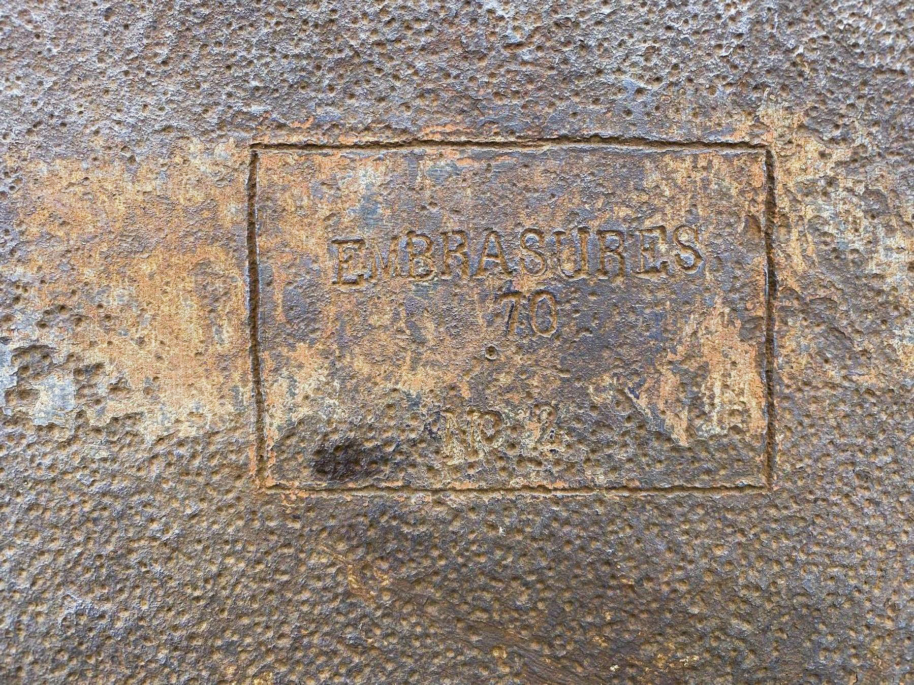 Ligne Maginot - VELOSNES - (Ouvrage d'artillerie) - Bloc 1
Tourelle arme mixte 
Repère de montage pour le positionnement des embrasures. Noter le n°70 d'origine de la tourelle devenu en n°570 en 1940 - Pascal Lambert