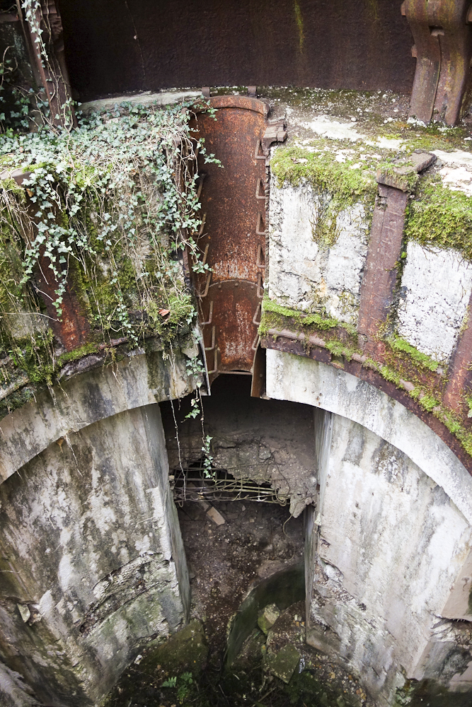 Ligne Maginot - VELOSNES - (Ouvrage d'artillerie) - Bloc 5
Trou de visite de l'avant-cuirasse  - Michel Teiten