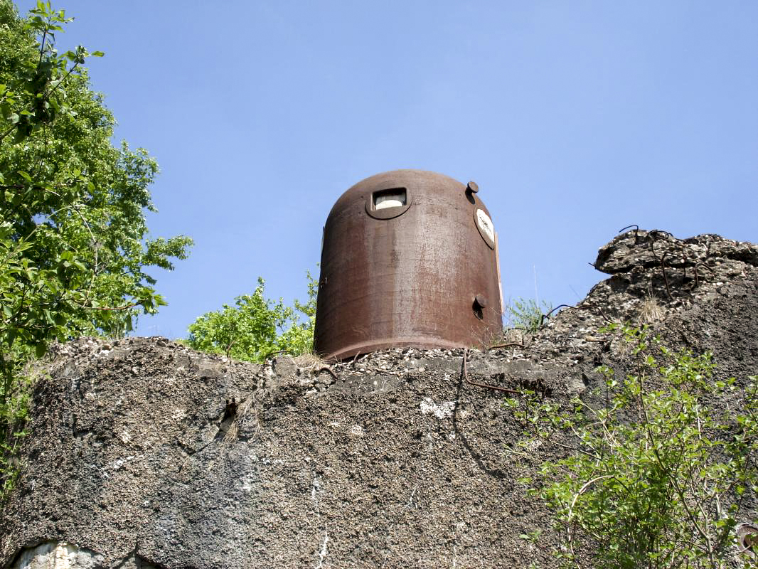 Ligne Maginot - VELOSNES - (Ouvrage d'artillerie) - Bloc 6
Entrée mixte
Pendant l'occupation, l'organisation Todt tentera de récupérer les cloches GFM du bloc 6 pour une réutilisation en l'état. Mais l'opération sera abandonnée face à la complexité du chantier et de sa logistique - R Tucker